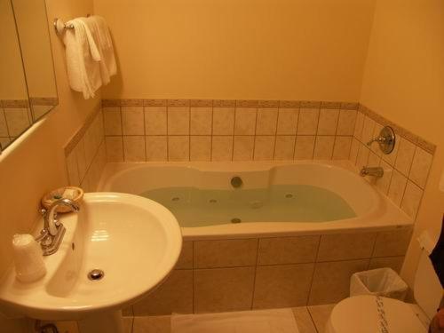 Chalet Beaconsfield Motel Экстерьер фото