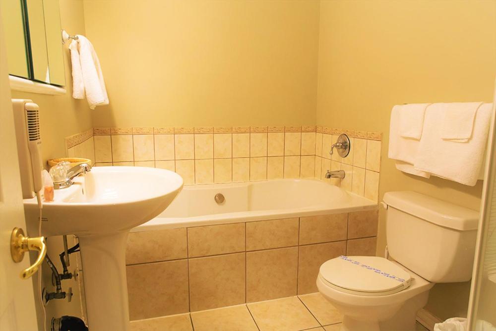 Chalet Beaconsfield Motel Экстерьер фото