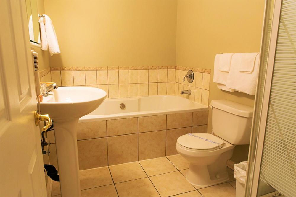 Chalet Beaconsfield Motel Экстерьер фото