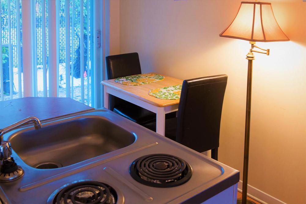 Chalet Beaconsfield Motel Экстерьер фото