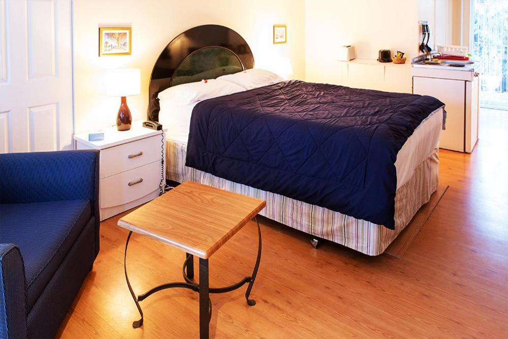 Chalet Beaconsfield Motel Экстерьер фото